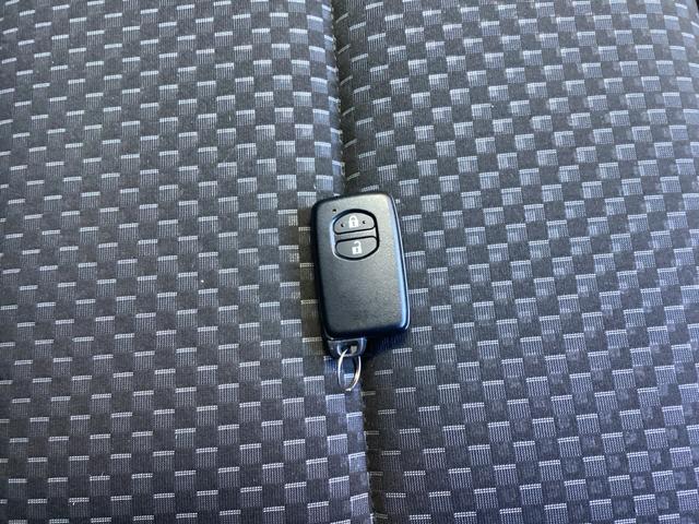 アクア クロスオーバー　トヨタセーフティセンス　ストラーダＳＤナビ　フルセグＴＶ　Ｂｌｕｅｔｏｏｔｈ　ＳＤ録音　ＤＶＤ　Ｂカメラ　ＥＴＣ　ドライブレコーダー　ハーフレザーシート　プッシュスタート　オートＬＥＤライト　純正ＡＷ（29枚目）