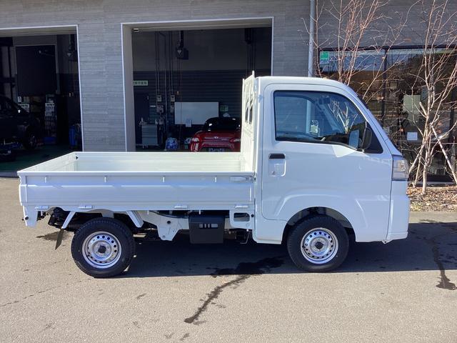 ハイゼットトラック スタンダード　４ＷＤ　５ＭＴ　届出済未使用車　スマートアシスト　ＡＭＦＭラジオ　電動式パワーステアリング　マニュアルエアコン　プリントレザーシート　リヤコンビネーションランプ　スーパーＵＶカットガラス　クリーンエアフィルター　クリアランスソナー（7枚目）