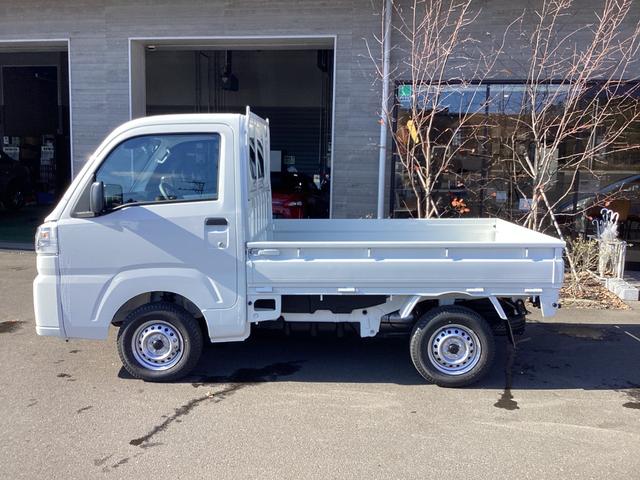 ハイゼットトラック スタンダード　４ＷＤ　５ＭＴ　届出済未使用車　スマートアシスト　ＡＭＦＭラジオ　電動式パワーステアリング　マニュアルエアコン　プリントレザーシート　リヤコンビネーションランプ　スーパーＵＶカットガラス　クリーンエアフィルター　クリアランスソナー（8枚目）