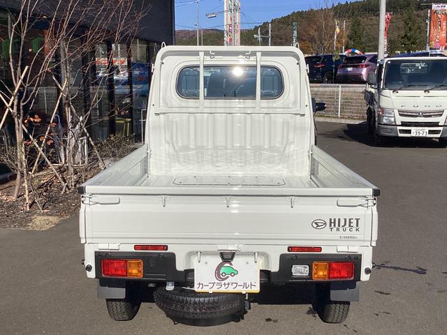 ハイゼットトラック スタンダード　４ＷＤ　５ＭＴ　届出済未使用車　スマートアシスト　ＡＭＦＭラジオ　電動式パワーステアリング　マニュアルエアコン　プリントレザーシート　リヤコンビネーションランプ　スーパーＵＶカットガラス　クリーンエアフィルター　クリアランスソナー（10枚目）