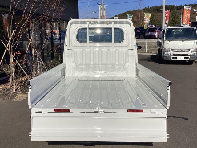 ハイゼットトラック スタンダード　４ＷＤ　５ＭＴ　届出済未使用車　スマートアシスト　ＡＭＦＭラジオ　電動式パワーステアリング　マニュアルエアコン　プリントレザーシート　リヤコンビネーションランプ　スーパーＵＶカットガラス　クリーンエアフィルター　クリアランスソナー（11枚目）