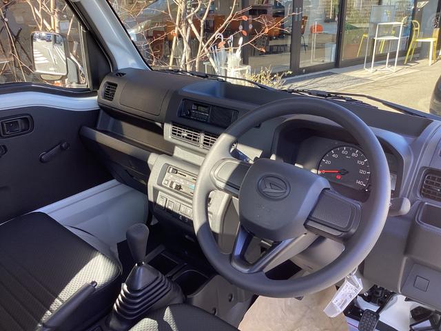 ハイゼットトラック スタンダード　４ＷＤ　５ＭＴ　届出済未使用車　スマートアシスト　ＡＭＦＭラジオ　電動式パワーステアリング　マニュアルエアコン　プリントレザーシート　リヤコンビネーションランプ　スーパーＵＶカットガラス　クリーンエアフィルター　クリアランスソナー（12枚目）