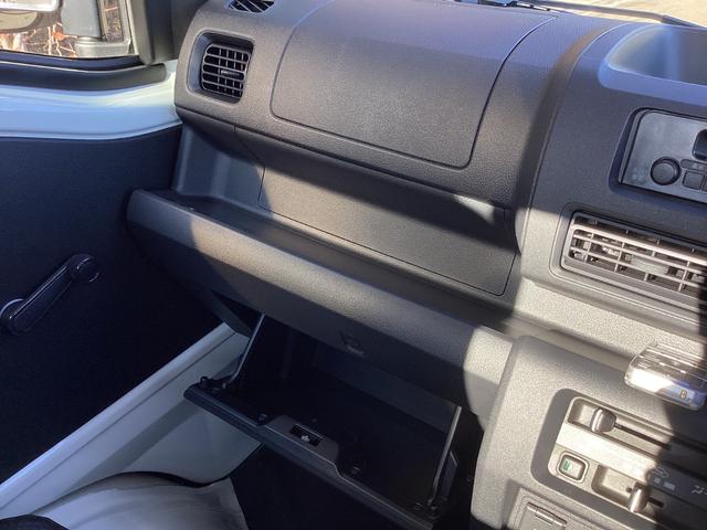 ハイゼットトラック スタンダード　４ＷＤ　５ＭＴ　届出済未使用車　スマートアシスト　ＡＭＦＭラジオ　電動式パワーステアリング　マニュアルエアコン　プリントレザーシート　リヤコンビネーションランプ　スーパーＵＶカットガラス　クリーンエアフィルター　クリアランスソナー（18枚目）