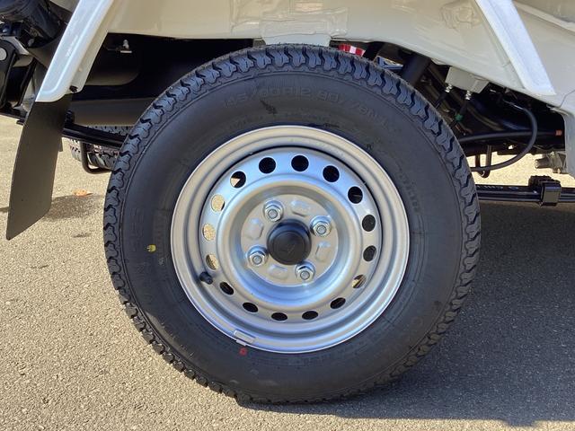 ハイゼットトラック スタンダード　４ＷＤ　５ＭＴ　届出済未使用車　スマートアシスト　ＡＭＦＭラジオ　電動式パワーステアリング　マニュアルエアコン　プリントレザーシート　リヤコンビネーションランプ　スーパーＵＶカットガラス　クリーンエアフィルター　クリアランスソナー（23枚目）