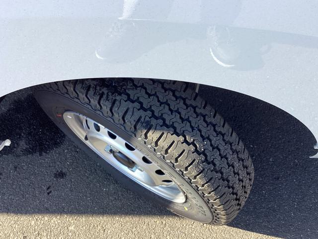 ハイゼットトラック スタンダード　４ＷＤ　５ＭＴ　届出済未使用車　スマートアシスト　ＡＭＦＭラジオ　電動式パワーステアリング　マニュアルエアコン　プリントレザーシート　リヤコンビネーションランプ　スーパーＵＶカットガラス　クリーンエアフィルター　クリアランスソナー（24枚目）