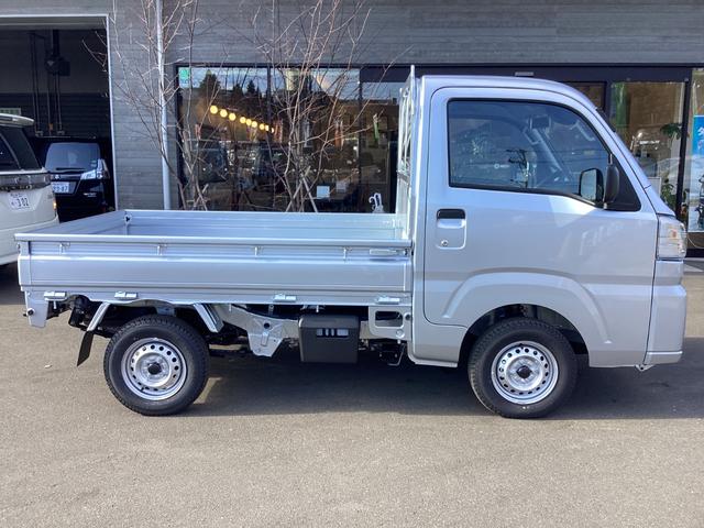ハイゼットトラック スタンダード　４ＷＤ　届出済未使用車　スマートアシスト　ＡＭＦＭラジオ　電動式パワーステアリング　マニュアルエアコン　プリントレザーシート　リヤコンビネーションランプ　スーパーＵＶカットガラス　クリーンエアフィルター　クリアランスソナー（7枚目）