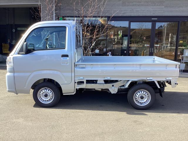 ハイゼットトラック スタンダード　４ＷＤ　届出済未使用車　スマートアシスト　ＡＭＦＭラジオ　電動式パワーステアリング　マニュアルエアコン　プリントレザーシート　リヤコンビネーションランプ　スーパーＵＶカットガラス　クリーンエアフィルター　クリアランスソナー（8枚目）