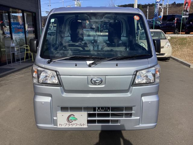 ハイゼットトラック スタンダード　４ＷＤ　届出済未使用車　スマートアシスト　ＡＭＦＭラジオ　電動式パワーステアリング　マニュアルエアコン　プリントレザーシート　リヤコンビネーションランプ　スーパーＵＶカットガラス　クリーンエアフィルター　クリアランスソナー（9枚目）