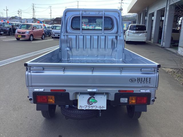 ハイゼットトラック スタンダード　４ＷＤ　届出済未使用車　スマートアシスト　ＡＭＦＭラジオ　電動式パワーステアリング　マニュアルエアコン　プリントレザーシート　リヤコンビネーションランプ　スーパーＵＶカットガラス　クリーンエアフィルター　クリアランスソナー（10枚目）