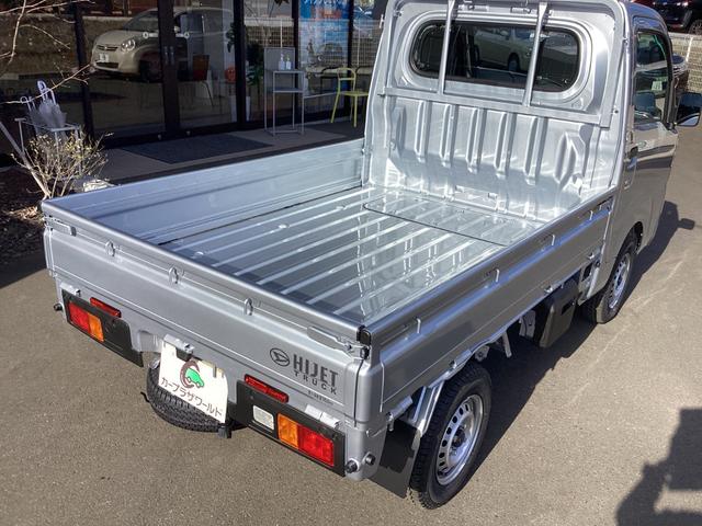 ハイゼットトラック スタンダード　４ＷＤ　届出済未使用車　スマートアシスト　ＡＭＦＭラジオ　電動式パワーステアリング　マニュアルエアコン　プリントレザーシート　リヤコンビネーションランプ　スーパーＵＶカットガラス　クリーンエアフィルター　クリアランスソナー（11枚目）