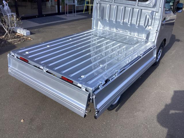 ハイゼットトラック スタンダード　４ＷＤ　届出済未使用車　スマートアシスト　ＡＭＦＭラジオ　電動式パワーステアリング　マニュアルエアコン　プリントレザーシート　リヤコンビネーションランプ　スーパーＵＶカットガラス　クリーンエアフィルター　クリアランスソナー（12枚目）