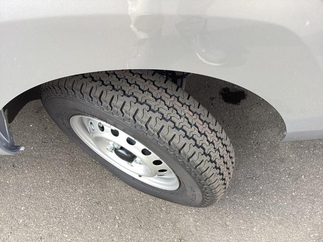 ハイゼットトラック スタンダード　４ＷＤ　届出済未使用車　スマートアシスト　ＡＭＦＭラジオ　電動式パワーステアリング　マニュアルエアコン　プリントレザーシート　リヤコンビネーションランプ　スーパーＵＶカットガラス　クリーンエアフィルター　クリアランスソナー（28枚目）