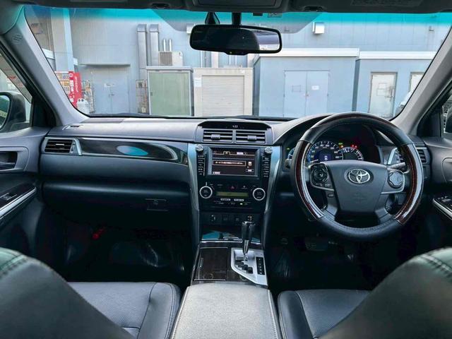 カムリ ハイブリッド　レザーパッケージ　ＥＴＣ　オートクルーズコントロール　バックカメラ　ＴＶ　アルミホイール　ＨＩＤ　ＣＶＴ　シートヒーター　スマートキー　アイドリングストップ　電動格納ミラー　盗難防止システム　パワーシート　革シート（2枚目）