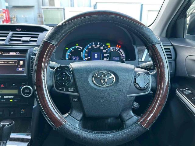 カムリ ハイブリッド　レザーパッケージ　ＥＴＣ　オートクルーズコントロール　バックカメラ　ＴＶ　アルミホイール　ＨＩＤ　ＣＶＴ　シートヒーター　スマートキー　アイドリングストップ　電動格納ミラー　盗難防止システム　パワーシート　革シート（3枚目）