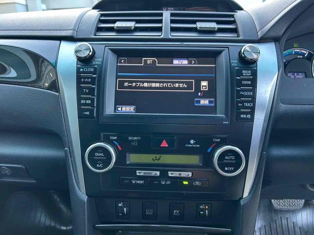 カムリ ハイブリッド　レザーパッケージ　ＥＴＣ　オートクルーズコントロール　バックカメラ　ＴＶ　アルミホイール　ＨＩＤ　ＣＶＴ　シートヒーター　スマートキー　アイドリングストップ　電動格納ミラー　盗難防止システム　パワーシート　革シート（5枚目）