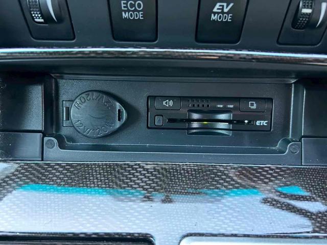 カムリ ハイブリッド　レザーパッケージ　ＥＴＣ　オートクルーズコントロール　バックカメラ　ＴＶ　アルミホイール　ＨＩＤ　ＣＶＴ　シートヒーター　スマートキー　アイドリングストップ　電動格納ミラー　盗難防止システム　パワーシート　革シート（6枚目）