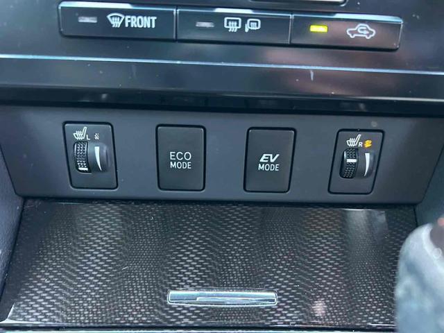 カムリ ハイブリッド　レザーパッケージ　ＥＴＣ　オートクルーズコントロール　バックカメラ　ＴＶ　アルミホイール　ＨＩＤ　ＣＶＴ　シートヒーター　スマートキー　アイドリングストップ　電動格納ミラー　盗難防止システム　パワーシート　革シート（7枚目）