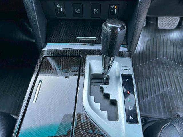 カムリ ハイブリッド　レザーパッケージ　ＥＴＣ　オートクルーズコントロール　バックカメラ　ＴＶ　アルミホイール　ＨＩＤ　ＣＶＴ　シートヒーター　スマートキー　アイドリングストップ　電動格納ミラー　盗難防止システム　パワーシート　革シート（8枚目）