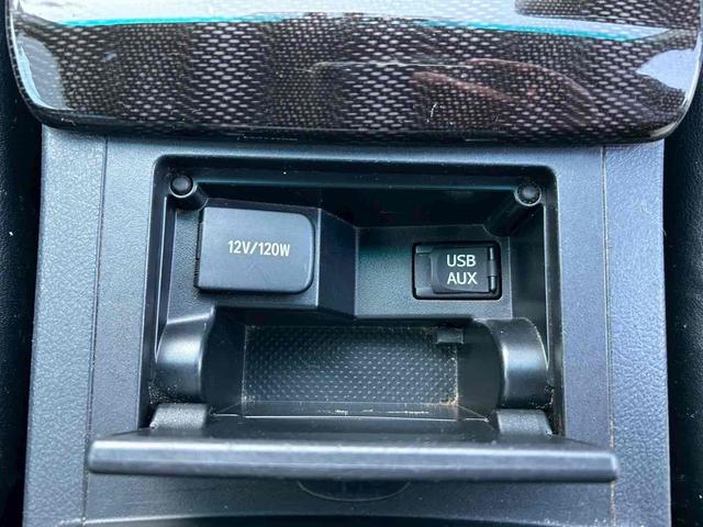 カムリ ハイブリッド　レザーパッケージ　ＥＴＣ　オートクルーズコントロール　バックカメラ　ＴＶ　アルミホイール　ＨＩＤ　ＣＶＴ　シートヒーター　スマートキー　アイドリングストップ　電動格納ミラー　盗難防止システム　パワーシート　革シート（9枚目）