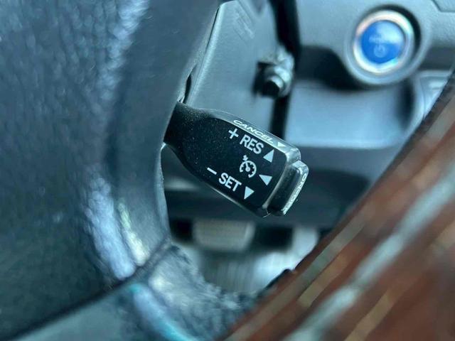 カムリ ハイブリッド　レザーパッケージ　ＥＴＣ　オートクルーズコントロール　バックカメラ　ＴＶ　アルミホイール　ＨＩＤ　ＣＶＴ　シートヒーター　スマートキー　アイドリングストップ　電動格納ミラー　盗難防止システム　パワーシート　革シート（10枚目）
