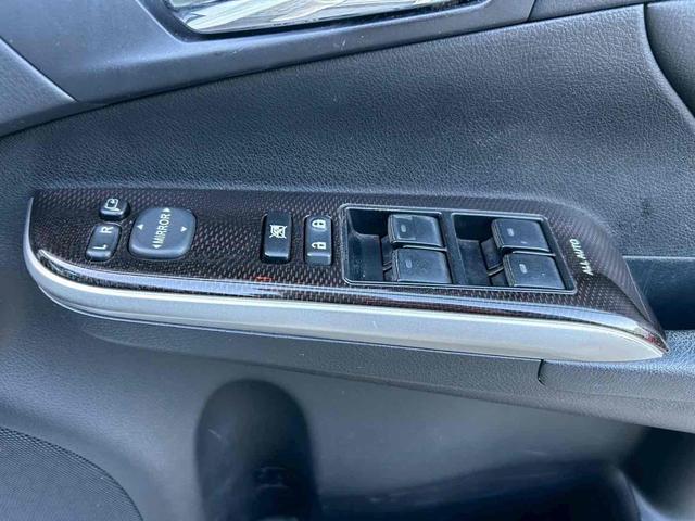 カムリ ハイブリッド　レザーパッケージ　ＥＴＣ　オートクルーズコントロール　バックカメラ　ＴＶ　アルミホイール　ＨＩＤ　ＣＶＴ　シートヒーター　スマートキー　アイドリングストップ　電動格納ミラー　盗難防止システム　パワーシート　革シート（11枚目）