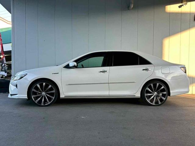 カムリ ハイブリッド　レザーパッケージ　ＥＴＣ　オートクルーズコントロール　バックカメラ　ＴＶ　アルミホイール　ＨＩＤ　ＣＶＴ　シートヒーター　スマートキー　アイドリングストップ　電動格納ミラー　盗難防止システム　パワーシート　革シート（16枚目）