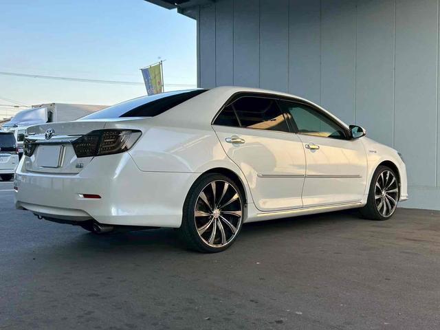 カムリ ハイブリッド　レザーパッケージ　ＥＴＣ　オートクルーズコントロール　バックカメラ　ＴＶ　アルミホイール　ＨＩＤ　ＣＶＴ　シートヒーター　スマートキー　アイドリングストップ　電動格納ミラー　盗難防止システム　パワーシート　革シート（18枚目）