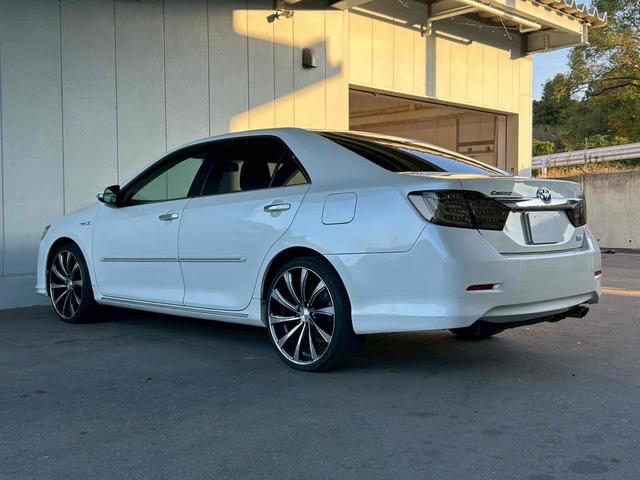 カムリ ハイブリッド　レザーパッケージ　ＥＴＣ　オートクルーズコントロール　バックカメラ　ＴＶ　アルミホイール　ＨＩＤ　ＣＶＴ　シートヒーター　スマートキー　アイドリングストップ　電動格納ミラー　盗難防止システム　パワーシート　革シート（19枚目）