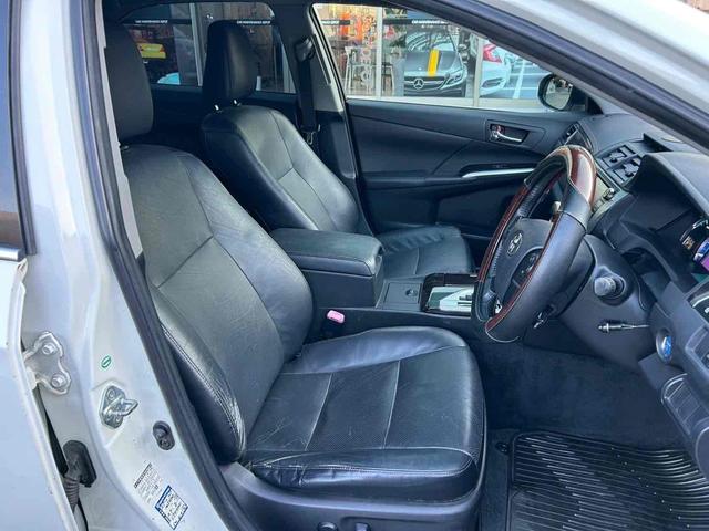 カムリ ハイブリッド　レザーパッケージ　ＥＴＣ　オートクルーズコントロール　バックカメラ　ＴＶ　アルミホイール　ＨＩＤ　ＣＶＴ　シートヒーター　スマートキー　アイドリングストップ　電動格納ミラー　盗難防止システム　パワーシート　革シート（21枚目）