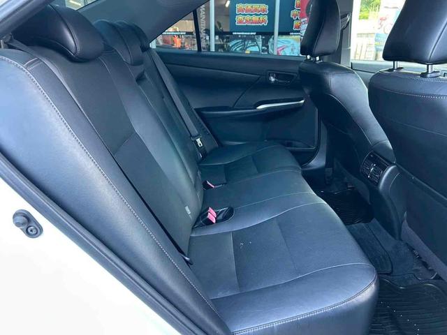 カムリ ハイブリッド　レザーパッケージ　ＥＴＣ　オートクルーズコントロール　バックカメラ　ＴＶ　アルミホイール　ＨＩＤ　ＣＶＴ　シートヒーター　スマートキー　アイドリングストップ　電動格納ミラー　盗難防止システム　パワーシート　革シート（22枚目）
