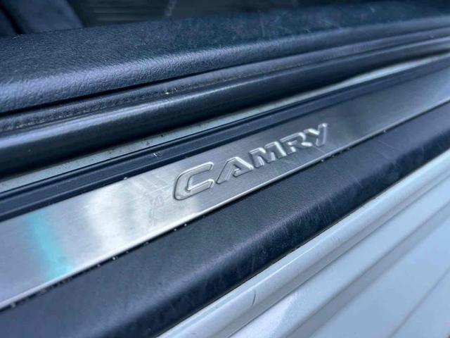 カムリ ハイブリッド　レザーパッケージ　ＥＴＣ　オートクルーズコントロール　バックカメラ　ＴＶ　アルミホイール　ＨＩＤ　ＣＶＴ　シートヒーター　スマートキー　アイドリングストップ　電動格納ミラー　盗難防止システム　パワーシート　革シート（26枚目）