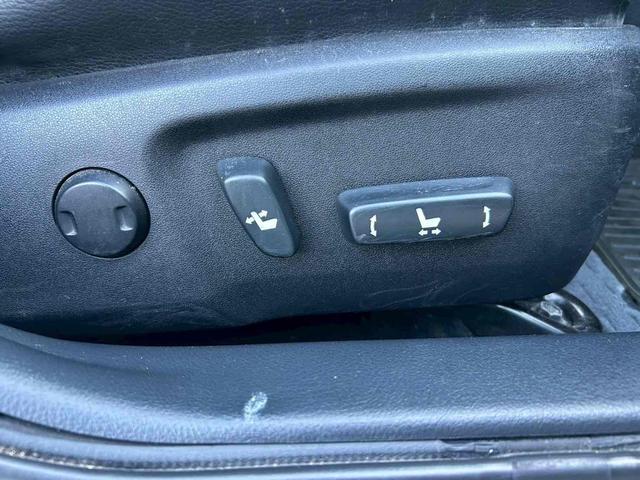 カムリ ハイブリッド　レザーパッケージ　ＥＴＣ　オートクルーズコントロール　バックカメラ　ＴＶ　アルミホイール　ＨＩＤ　ＣＶＴ　シートヒーター　スマートキー　アイドリングストップ　電動格納ミラー　盗難防止システム　パワーシート　革シート（27枚目）