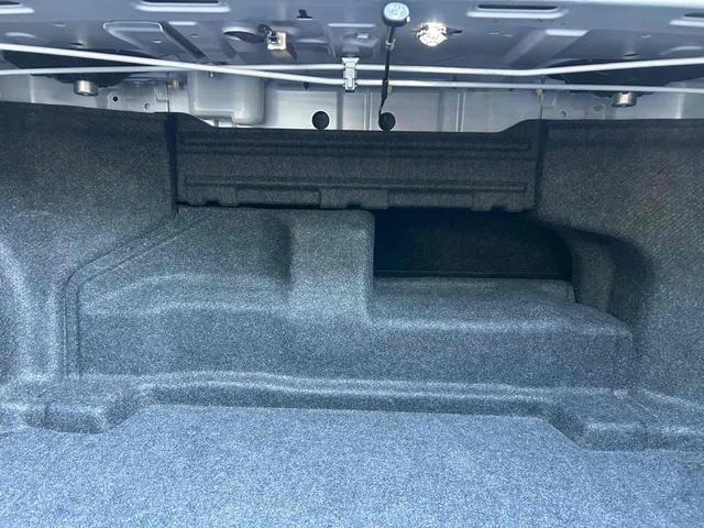 カムリ ハイブリッド　レザーパッケージ　ＥＴＣ　オートクルーズコントロール　バックカメラ　ＴＶ　アルミホイール　ＨＩＤ　ＣＶＴ　シートヒーター　スマートキー　アイドリングストップ　電動格納ミラー　盗難防止システム　パワーシート　革シート（29枚目）