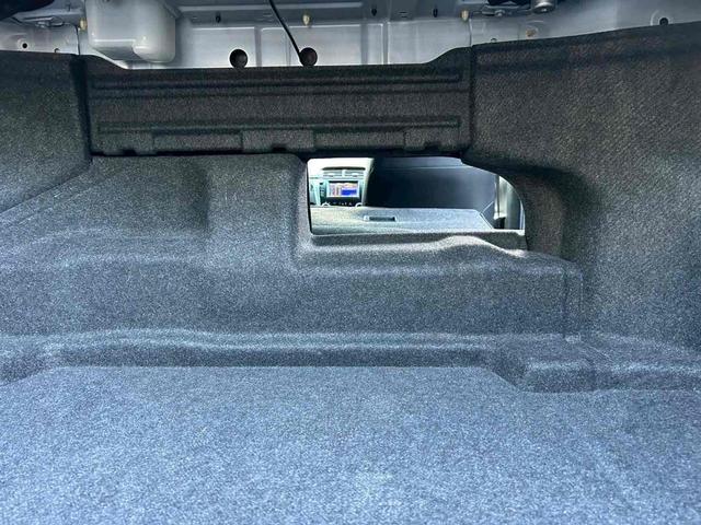 カムリ ハイブリッド　レザーパッケージ　ＥＴＣ　オートクルーズコントロール　バックカメラ　ＴＶ　アルミホイール　ＨＩＤ　ＣＶＴ　シートヒーター　スマートキー　アイドリングストップ　電動格納ミラー　盗難防止システム　パワーシート　革シート（30枚目）