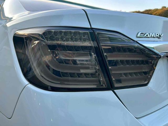 カムリ ハイブリッド　レザーパッケージ　ＥＴＣ　オートクルーズコントロール　バックカメラ　ＴＶ　アルミホイール　ＨＩＤ　ＣＶＴ　シートヒーター　スマートキー　アイドリングストップ　電動格納ミラー　盗難防止システム　パワーシート　革シート（31枚目）