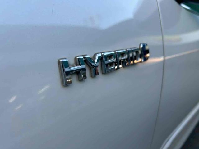 カムリ ハイブリッド　レザーパッケージ　ＥＴＣ　オートクルーズコントロール　バックカメラ　ＴＶ　アルミホイール　ＨＩＤ　ＣＶＴ　シートヒーター　スマートキー　アイドリングストップ　電動格納ミラー　盗難防止システム　パワーシート　革シート（32枚目）