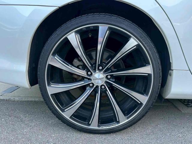 カムリ ハイブリッド　レザーパッケージ　ＥＴＣ　オートクルーズコントロール　バックカメラ　ＴＶ　アルミホイール　ＨＩＤ　ＣＶＴ　シートヒーター　スマートキー　アイドリングストップ　電動格納ミラー　盗難防止システム　パワーシート　革シート（33枚目）