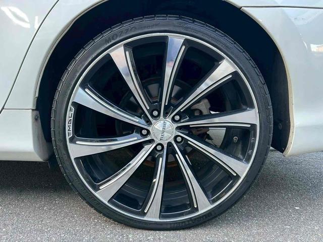 カムリ ハイブリッド　レザーパッケージ　ＥＴＣ　オートクルーズコントロール　バックカメラ　ＴＶ　アルミホイール　ＨＩＤ　ＣＶＴ　シートヒーター　スマートキー　アイドリングストップ　電動格納ミラー　盗難防止システム　パワーシート　革シート（36枚目）