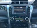 カムリ ハイブリッド　レザーパッケージ　ＥＴＣ　オートクルーズコントロール　バックカメラ　ＴＶ　アルミホイール　ＨＩＤ　ＣＶＴ　シートヒーター　スマートキー　アイドリングストップ　電動格納ミラー　盗難防止システム　パワーシート　革シート（5枚目）