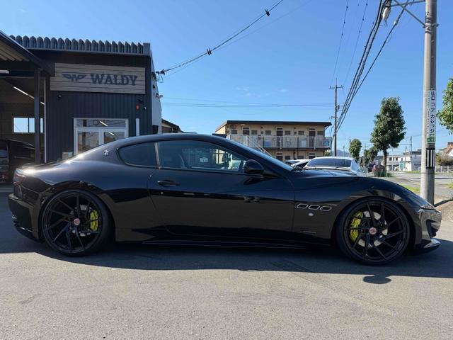 グラントゥーリズモ スポーツ MCオートシフト 車高調 中間パイプ EBM Fr21インチRr22インチ 左ハンドル バックカメラ カロッツェリアナビ クリアランスソナー オートライト CD DVD Bluetooth(4枚目)