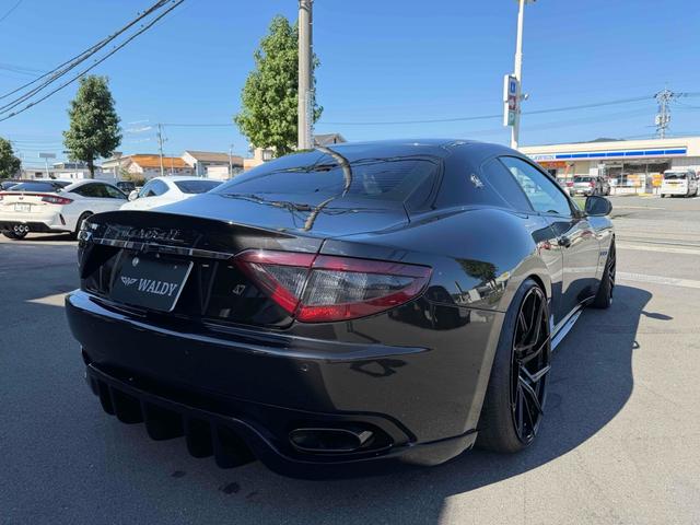 グラントゥーリズモ スポーツ MCオートシフト 車高調 中間パイプ EBM Fr21インチRr22インチ 左ハンドル バックカメラ カロッツェリアナビ クリアランスソナー オートライト CD DVD Bluetooth(6枚目)