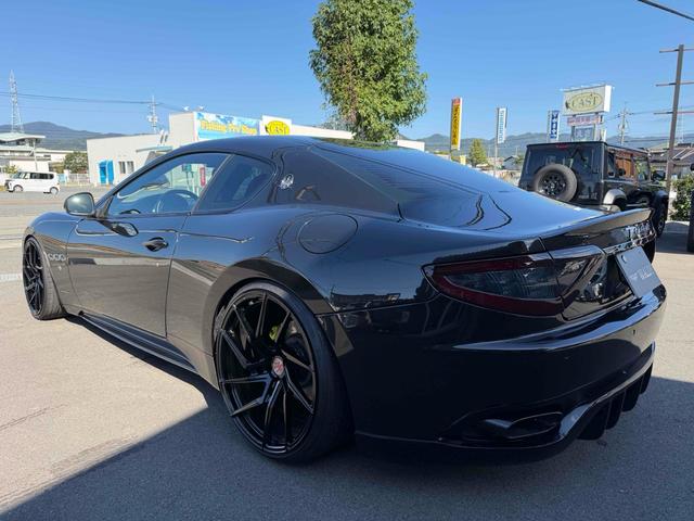 グラントゥーリズモ スポーツ MCオートシフト 車高調 中間パイプ EBM Fr21インチRr22インチ 左ハンドル バックカメラ カロッツェリアナビ クリアランスソナー オートライト CD DVD Bluetooth(10枚目)