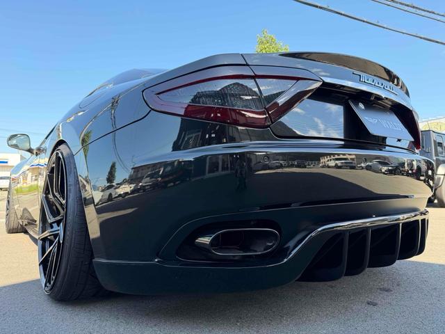 グラントゥーリズモ スポーツ MCオートシフト 車高調 中間パイプ EBM Fr21インチRr22インチ 左ハンドル バックカメラ カロッツェリアナビ クリアランスソナー オートライト CD DVD Bluetooth(23枚目)