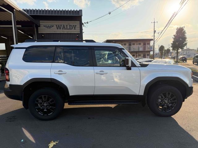 ランドクルーザー２５０ ＶＸ　サンルーフ　デジタルインナーミラー　パノラマビューモニター　ソナー　アダプティブクルーズコントロール　レーンアシスト　パワーシート　衝突軽減システム　ナビ　地デジＴＶ　Ｂｌｕｅｔｏｏｔｈ　オートライト（4枚目）