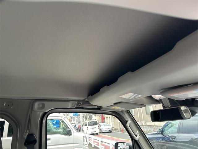 スーパーキャリイ Ｘリミテッド　Ｘリミテッド　４ＷＤ　登録済み未使用車　スズキセーフティサポート　ＬＥＤヘッドランプ　オートライト　キーレスエントリー　パワーウインドウ　電動格納ミラー　オーバーヘッドシェルフ　プライバシーガラス（12枚目）
