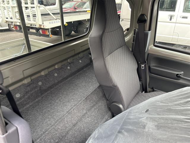 スーパーキャリイ Ｘリミテッド　Ｘリミテッド　４ＷＤ　登録済み未使用車　スズキセーフティサポート　ＬＥＤヘッドランプ　オートライト　キーレスエントリー　パワーウインドウ　電動格納ミラー　オーバーヘッドシェルフ　プライバシーガラス（14枚目）