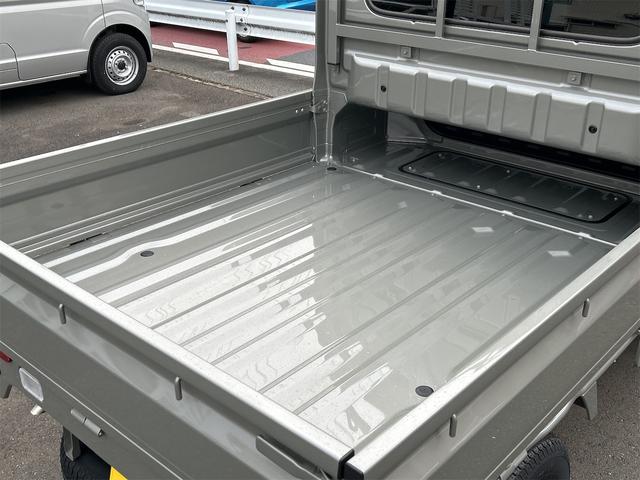 スーパーキャリイ Ｘリミテッド　Ｘリミテッド　４ＷＤ　登録済み未使用車　スズキセーフティサポート　ＬＥＤヘッドランプ　オートライト　キーレスエントリー　パワーウインドウ　電動格納ミラー　オーバーヘッドシェルフ　プライバシーガラス（18枚目）