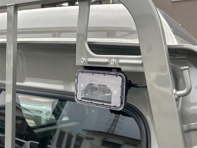 スーパーキャリイ Ｘリミテッド　Ｘリミテッド　４ＷＤ　登録済み未使用車　スズキセーフティサポート　ＬＥＤヘッドランプ　オートライト　キーレスエントリー　パワーウインドウ　電動格納ミラー　オーバーヘッドシェルフ　プライバシーガラス（24枚目）