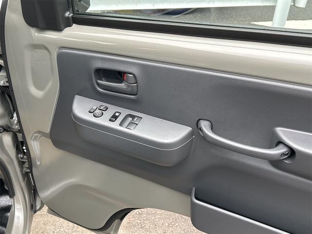 スーパーキャリイ Ｘリミテッド　Ｘリミテッド　４ＷＤ　登録済み未使用車　スズキセーフティサポート　ＬＥＤヘッドランプ　オートライト　キーレスエントリー　パワーウインドウ　電動格納ミラー　オーバーヘッドシェルフ　プライバシーガラス（29枚目）