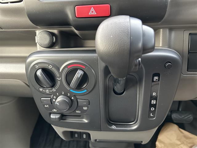 エブリイ ＰＡリミテッド　ＰＡリミテッド　登録済み未使用車　ＣＶＴ　スズキセーフティサポート　パワーウインドウ　キーレスエントリー　オーバーヘッドシェルフ　プライバシーガラス　オートライト　クリアランスソナー　盗難警報装置（11枚目）